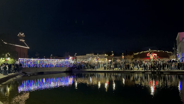 Crowds and color along the basin